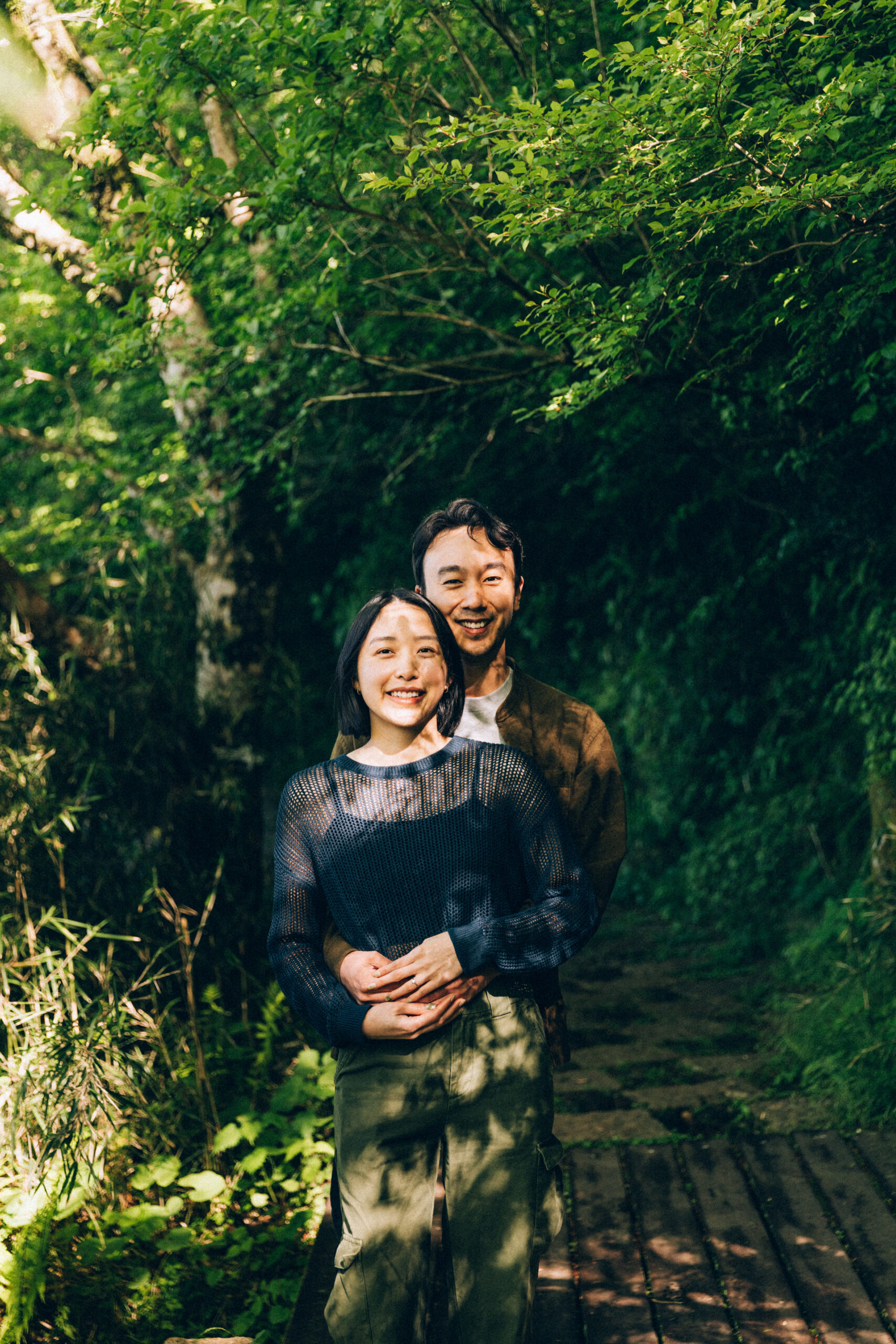 omantic Hakone surprise proposal photography by the lake and shrine, early morning session with soft light and private atmosphere