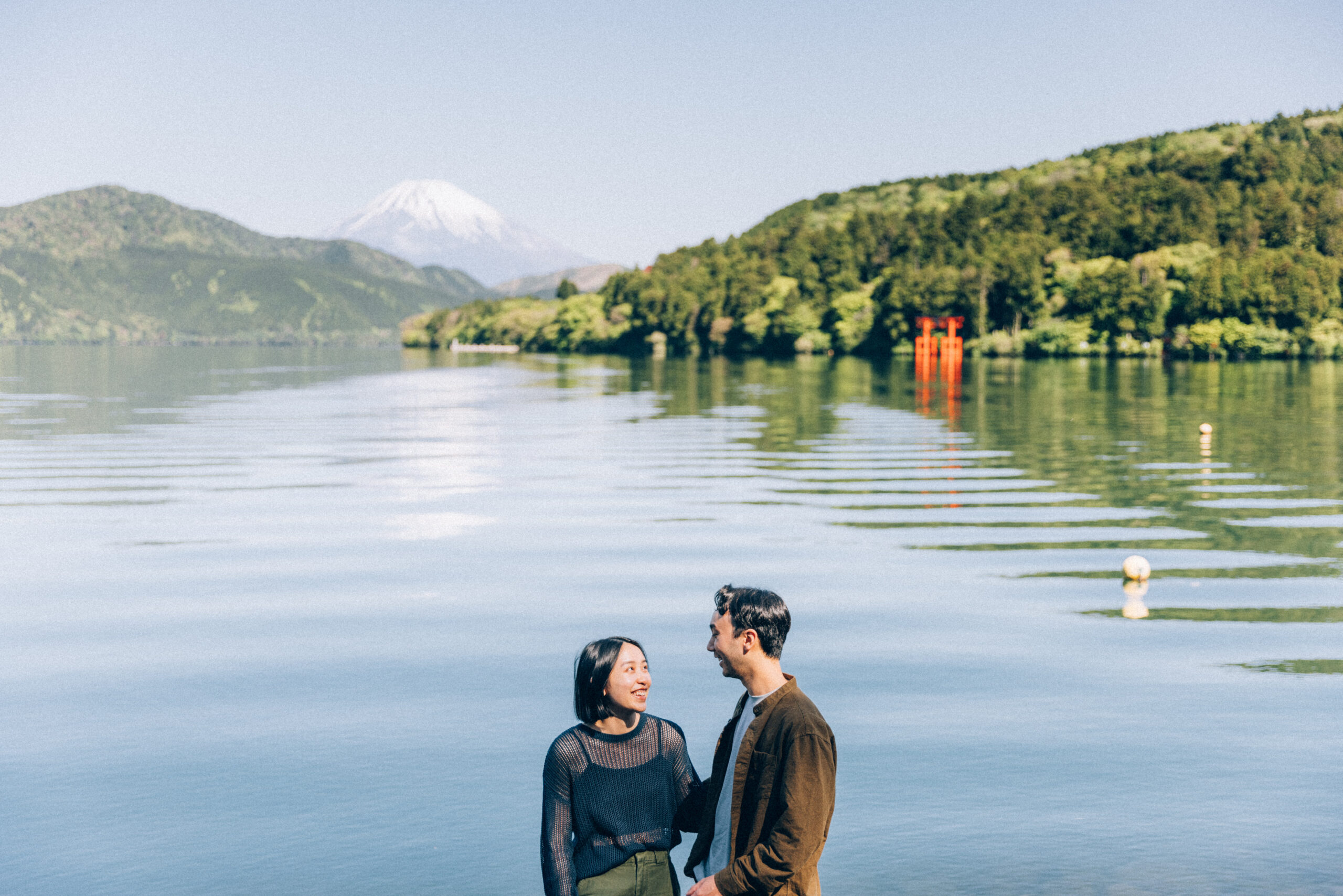 Hakone surprise proposal shoot featuring the iconic Torii gate, scenic lakefront, and intimate candid portraits of the couple.