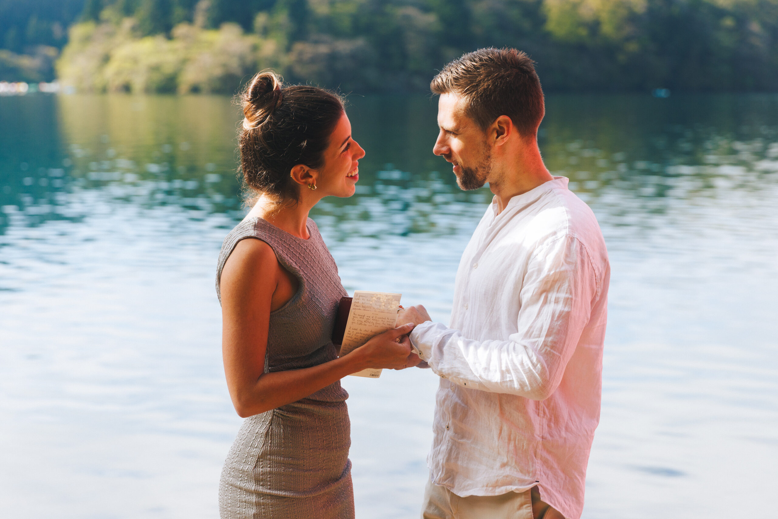 Surprise proposal photo shoot at Hakone Shrine’s Peace Torii gate with Lake Ashi and mountain views, capturing natural and candid moments.
