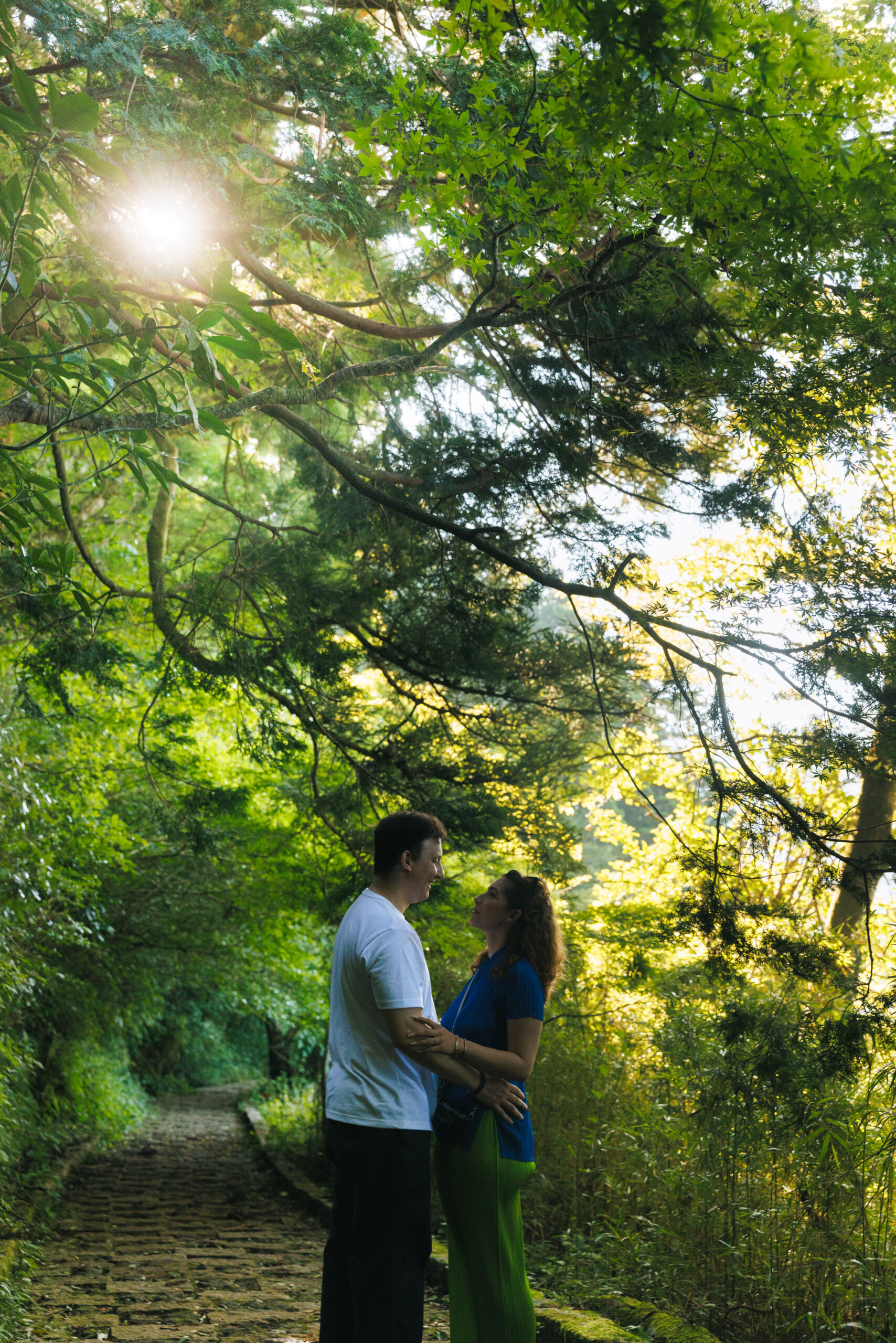 Romantic Hakone surprise proposal photography by the lake and shrine, early morning session with soft light and private atmosphere.